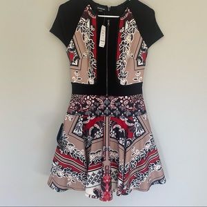NWT Patterned Short Sleeve Zip Up Bebe Dress with Tulle Lining Flared Skirt